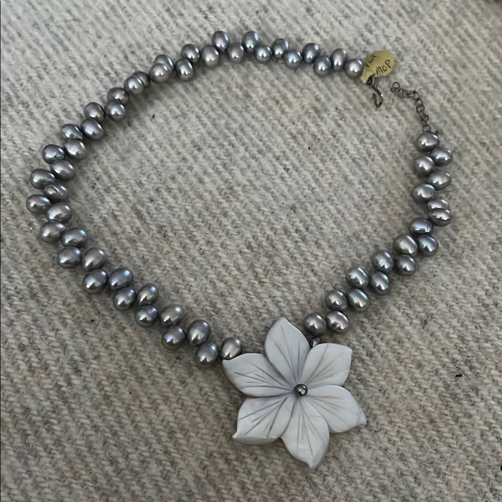 NWOT Silver FW Pearl Necklace with MOP Pendant